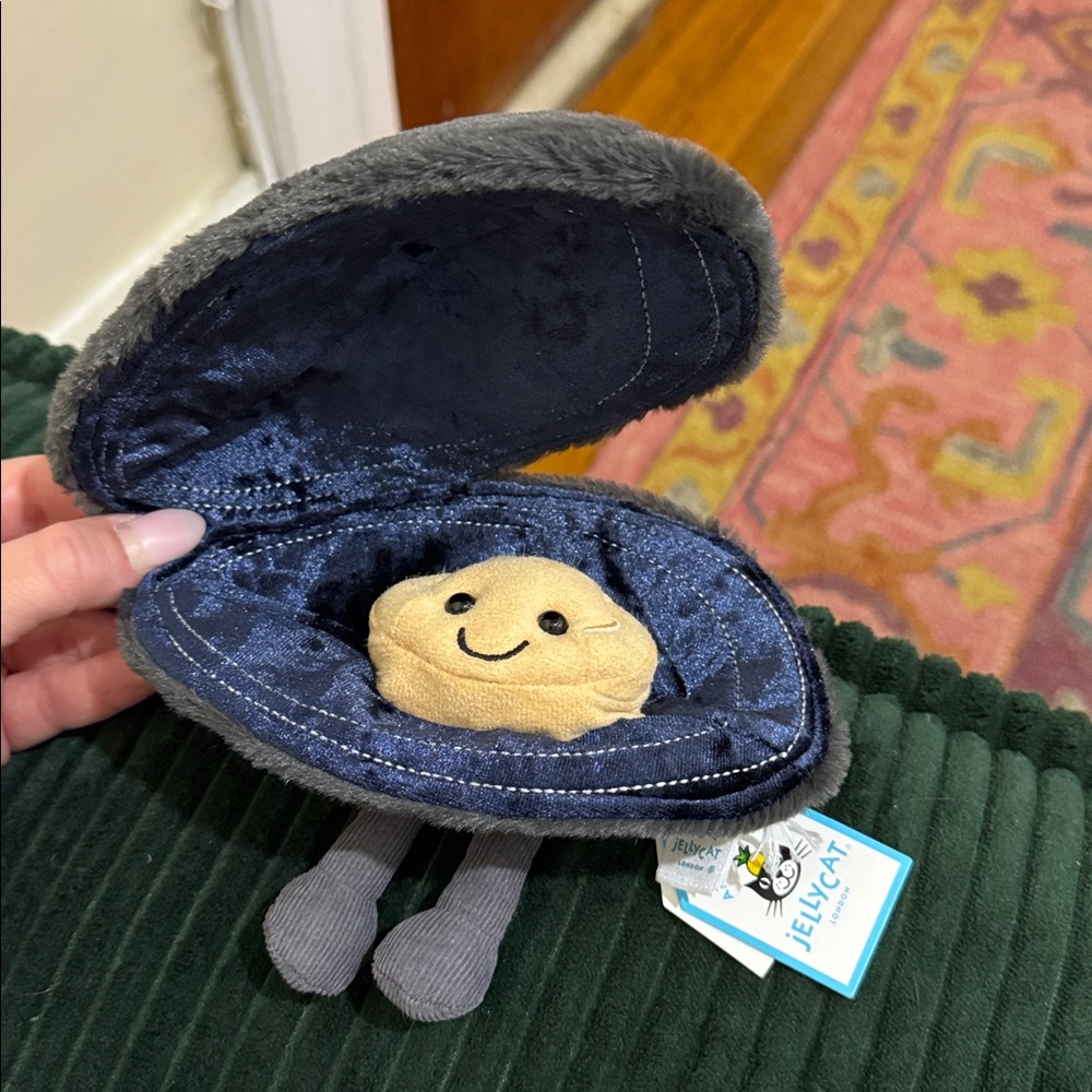 Jellycat Gray Oyster Plush with Pearl (Mussel)